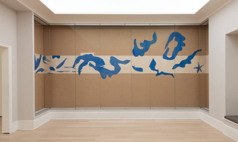 Installationsansicht von Galerie 406B: Henri Matisse, Der Swimmingpool, Nizza-Cimiez, Hôtel Régina, Spätsommer 1952. Maquette für Keramik (realisiert 1999 und 2005). Gouache auf Papier, ausgeschnitten und aufgeklebt, auf bemaltes Papier (The Museum of Modern Art. Mrs. Bernard F. Gimbel Fund. © 2024 Succession H. Matisse / Artists Rights Society (ARS), New York. Foto: Jonathan Dorado)