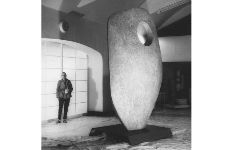 Hepworth mit dem Gipsmodell von „Single Form (Memorial)“, Palais de Danse, St. Ives, März 1962. Fotostudio St. Ives