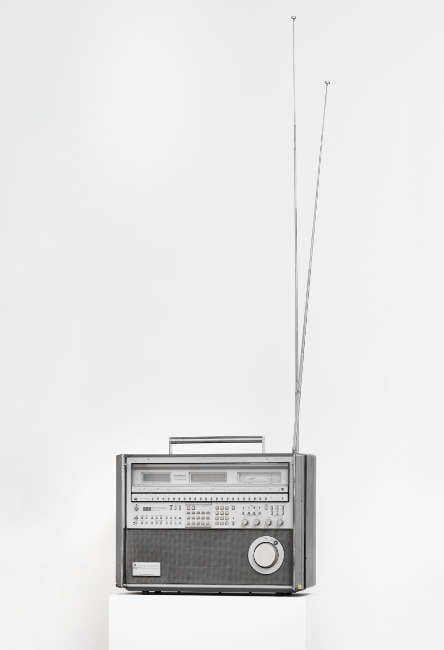 Isa Genzken, Weltempfänger, 1982, Radio, 37 x 51 x 20 cm (Sammlung der Künstlerin, Foto: Galerie Buchholz, Berlin/Köln/New York, © 2020, ProLitteris, Zürich)