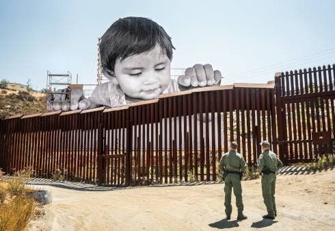 JR, Giants, Kikito and the Border Patrol, Tecate, Mexico–U.S.A., 2017, Installationsansicht. Wheat-paste Poster. © JR-ART.NET