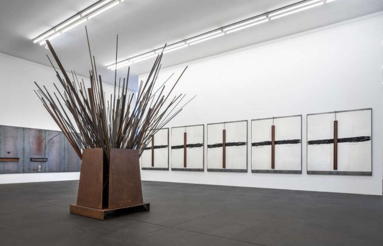 Jannis Kounellis, Installationsansicht MKM, 2018 (Stedelijk Museum Amsterdam (l,m), Privatsammlung (r) © VG Bild-Kunst, Bonn 2018 / Foto: Henning Krause)