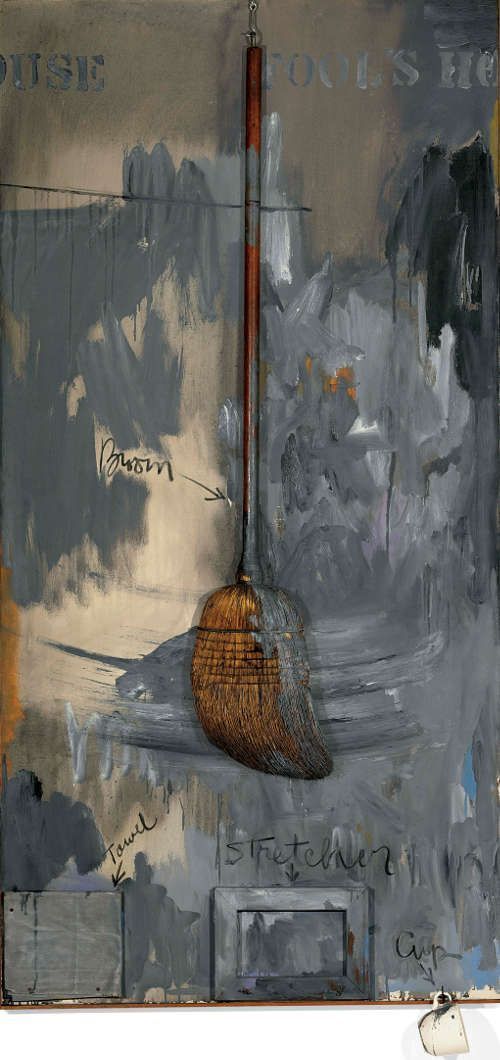 Jasper Johns, Fool’s House, 1961/62, Öl auf Leinwand mit Besen, skulpiertem Tuch, Spannrahmen und Tasse, 182.9 x 92.5 x 11.4 cm (Privatsammlung © Jasper Johns / VAGA, New York / DACS, London 2017)