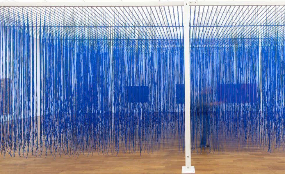 Jesús Rafael Soto, Pénétrable BBL Bleu, Nr. 1/18, 1999, PVC und Stahl, AVILA / Atelier Soto, Paris, Installationysansicht Emil Schumacher Museum, Hagen, 2021.