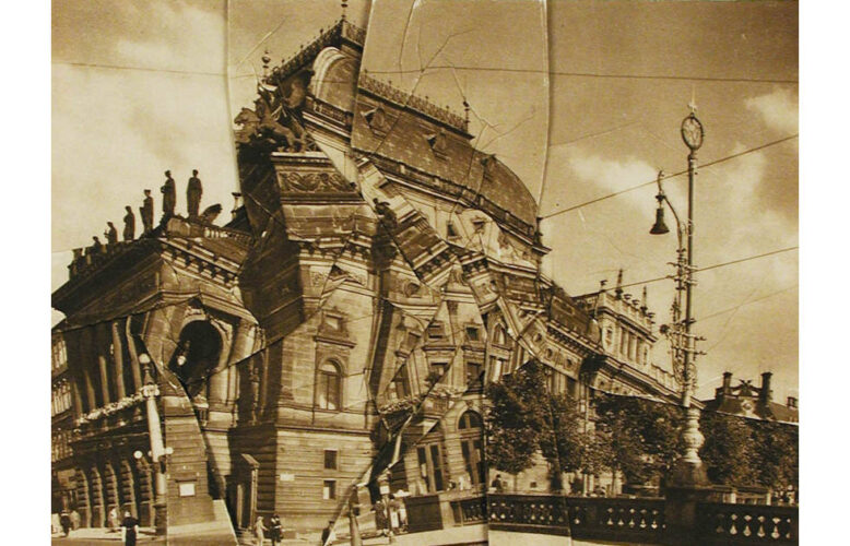 Jiří Kolář, Das ausruhende Nationaltheater, 1960 (Lentos Kunstmuseum Linz, Bildrecht, Wien 2026)