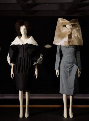 John Galliano für Christian Dior, Kleid, Frühjahr/Sommer 2009, Haute Couture (links); Alexander McQueen für Givenchy, Kleid und Haube, Herbst/Winter 1998/99, Ausstellungsansicht Barbican Gallery 2016/17 © Guy Marineau