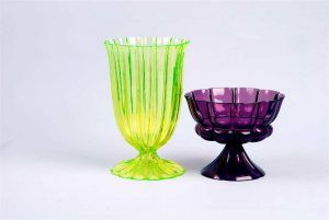 Josef Hoffmann, Becher, formgeblasen, v.l.n.r.: gelbes Glas, 1923; violettes Glas, 1922, Ausführung: Böhmische Manufaktur für die Wiener Werkstätte (© MAK)