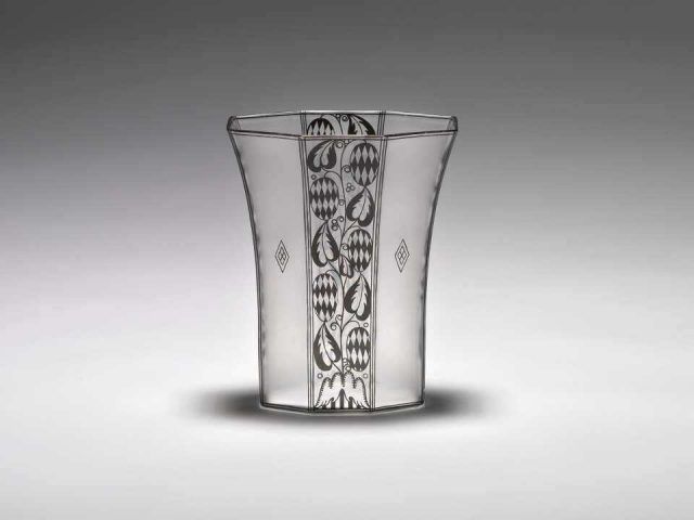 Josef Hoffmann, Vase, 1913; farbloses Glas, geätzt, Bronzitdekor, Ausführung: eine böhmische Manufaktur für J. & L. Lobmeyr, Wien (© Peter Kainz/MAK)