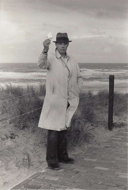 Joseph Beuys, Scheveningen, 1976, Foto: Caroline Tisdall