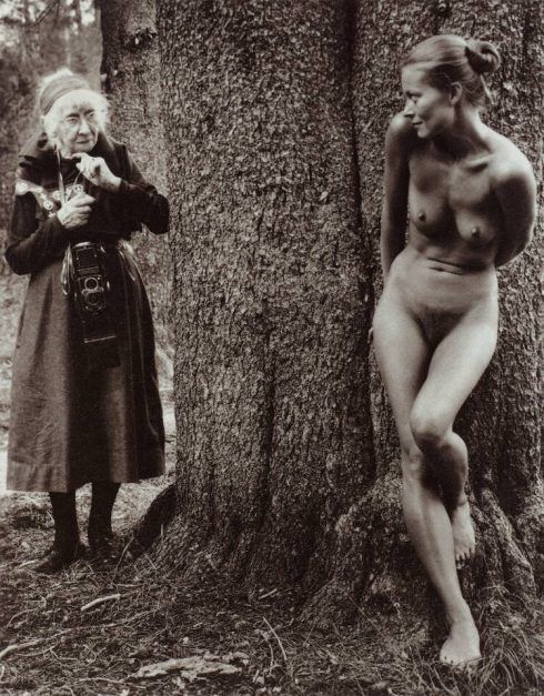 Judy Dater, Imogen and Twinka at Yosemite, 1974, Fotografie auf Platinum, 21,5 x 17 cm (Atelier Neumann, Wien © Judy Dater, Albertina, Wien: Sammlung Essl)