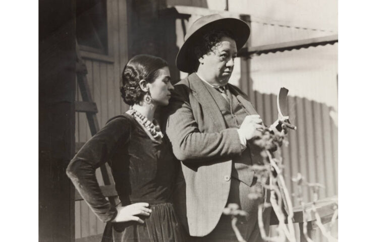 Kahlo und Rivera, Times Wide World Fotos: „A Mexican Artist Records his First Impressions of San Francisco“, 1930, Gelatinsilberabzug, 19,2 x 23,8 cm (The New York Times Collection, MoMA, New York, © 2026 Times Wide World Photos)