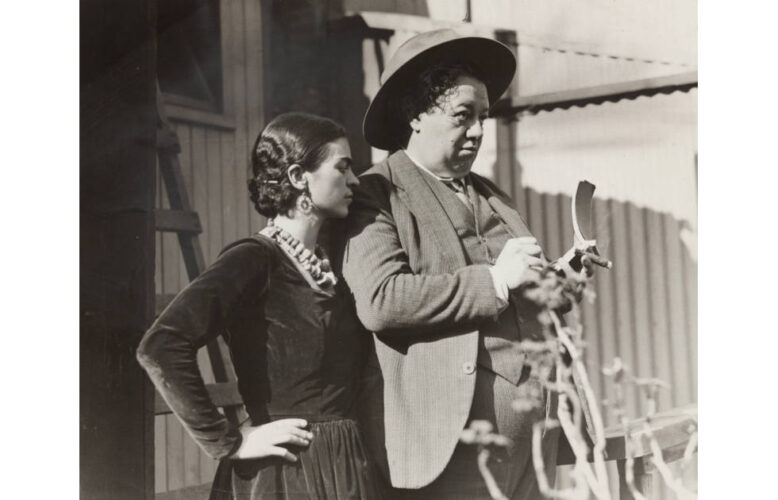 Kahlo und Rivera, Times Wide World Fotos: „A Mexican Artist Records his First Impressions of San Francisco“, 1930, Gelatinsilberabzug, 19,2 x 23,8 cm (The New York Times Collection, MoMA, New York, © 2026 Times Wide World Photos)