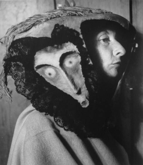 Kati Horna, Porträt von Remedios Varo in einer Maske von Leonora Carrington, 1957 (© Archivo Privado de Fotografía y Gráfica Kati y José Horna, Mexico City)