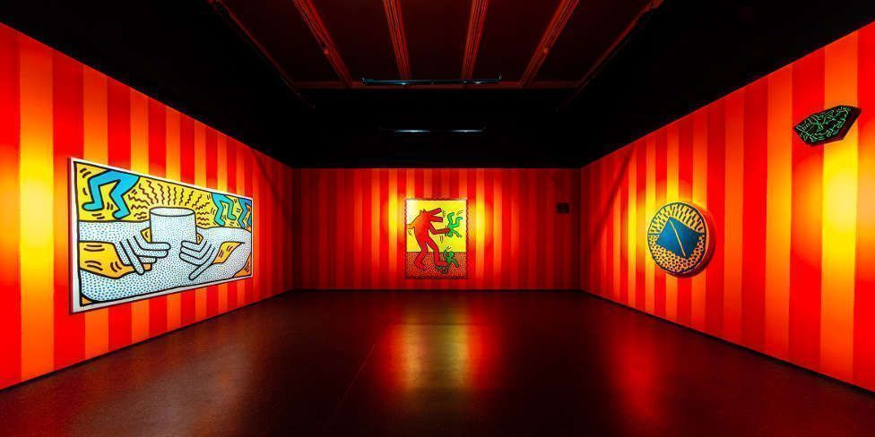 Keith Haring, Into 84, Rekonstruktion des Schwarzlichtraums im Museum Folkwang, Ausstellungsansicht 2020, Foto: Sebastian Drüen