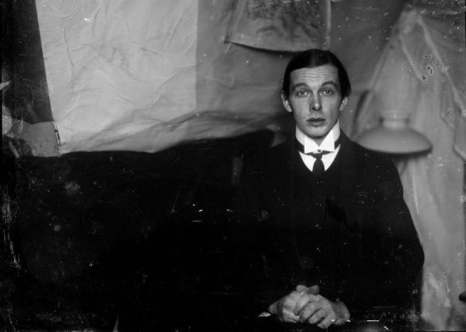 Ernst Ludwig Kirchner, Selbstporträt in der Atelierwohnung in Berlin-Friedenau, 1913/1915, Glasnegativ, 13 × 18 cm (Kirchner Museum Davos, Schenkung Nachlass Ernst Ludwig Kirchner 2001)