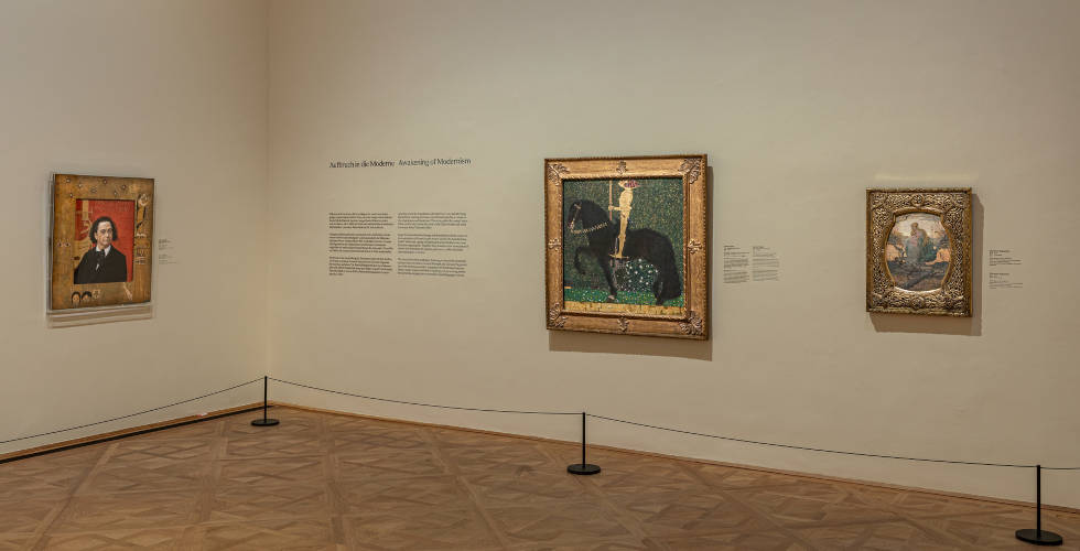 Klimt. Inspired by Van Gogh, Rodin, Matisse, Installationsansicht Belvedere 2023: Klimt Pembaur & Der goldene Ritter, Segantini, Foto: Johannes Stoll / Belvedere, Wien