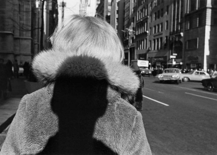 Lee Friedlander, New York City, 1966, Silbergelatineabzug, 27,9 x 35,6 cm (© Lee Friedlander, courtesy Galerie Thomas Zander, Köln, Fraenkel Gallery, San Francisco)