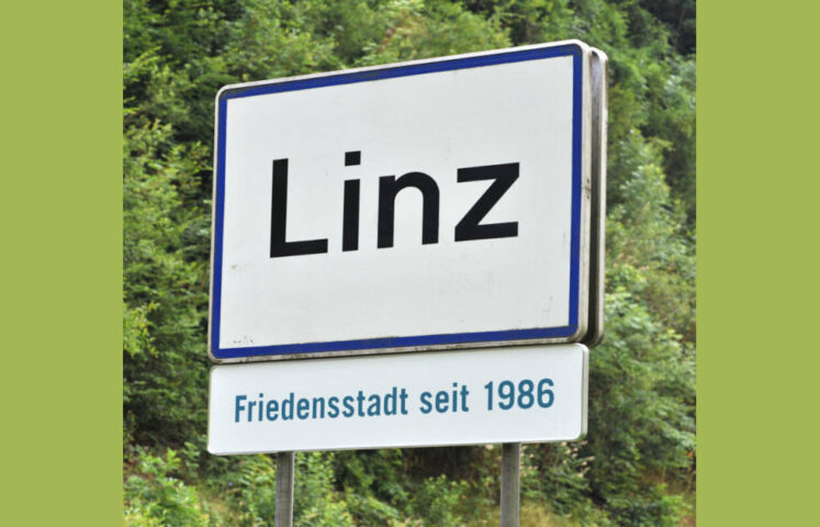 Ortstafel LINZ mit Zusatztafel Friedensstadt, (c) Stadt Linz
