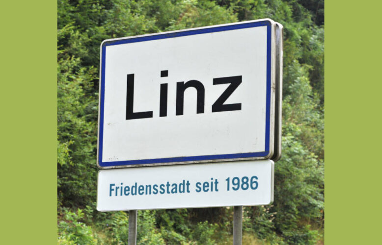 Ortstafel LINZ mit Zusatztafel Friedensstadt, (c) Stadt Linz