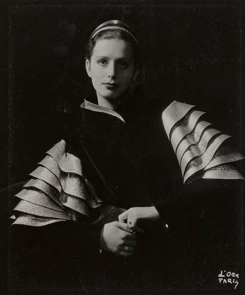 Madame d’Ora, Ada André in einer Avantgarde-Jacke der 1930er Jahre, 1930, Silbergelatineabzug, 19,7 x 16,7 cm (© Museum für Kunst und Gewerbe Hamburg)