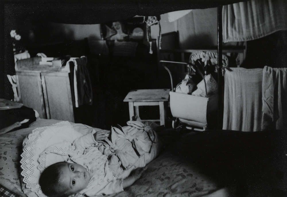 Madame d’Ora, Kleinkind auf einem Bett liegend, 1945/46, aus der Flüchtlings-Serie, Silbergelatineabzug, 18,4 x 26,7 cm (© Museum für Kunst und Gewerbe Hamburg)