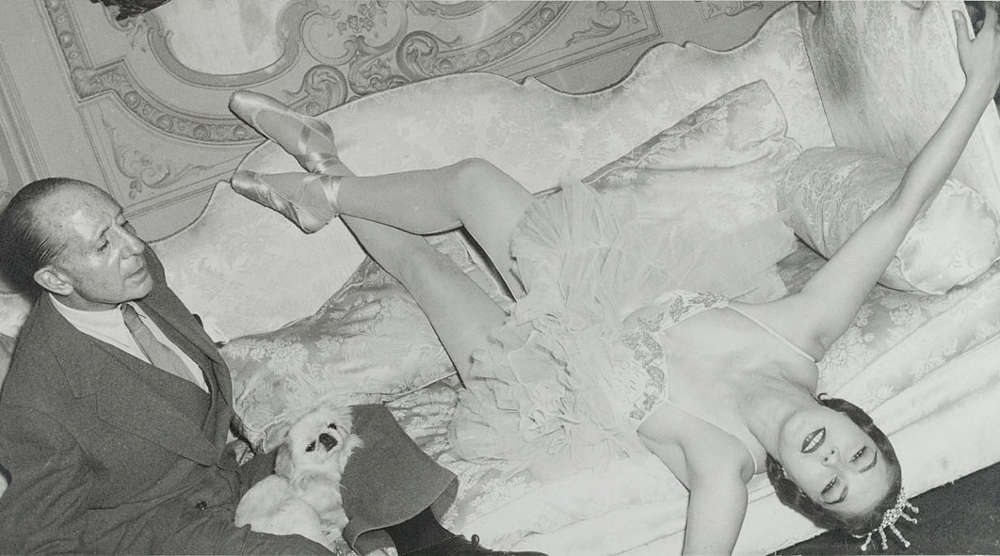 Madame d’Ora, Marquis George de Cuevas mit Balletttänzerin, um 1955, Silbergelatineabzug, 17,4 x 21,5 cm (© Museum für Kunst und Gewerbe Hamburg)