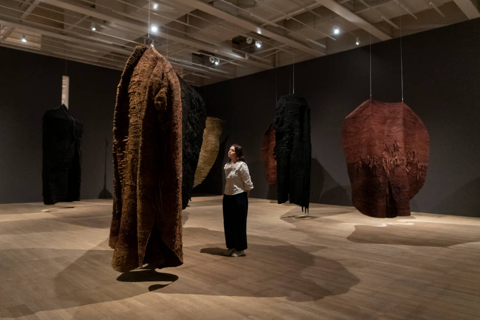 Magdalena Abakanowicz: Every Tangle of Thread and Rope at Tate Modern, Installationisansicht 2022/23, Foto: (c) Tate Photography, Madeline Buddlo