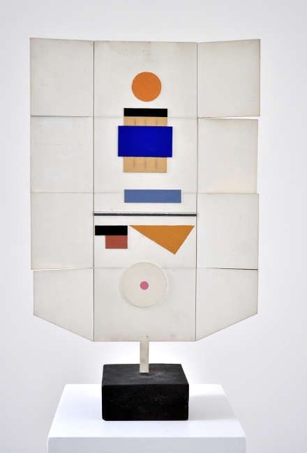 Marcelle Cahn, Spacial Mobile, 1967–1969, bemaltes Holz, 68,6 x 42,5 x 15,7 cm (Courtesy Galerie Lahumière)