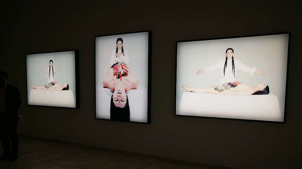 Marina Abramović, Miracle 2 bis 4, 2018, Leuchtkästen, Ausstellungsansicht Galerie Krinzinger, Wien, Foto: Alexandra Matzner, ARTinWORDS.