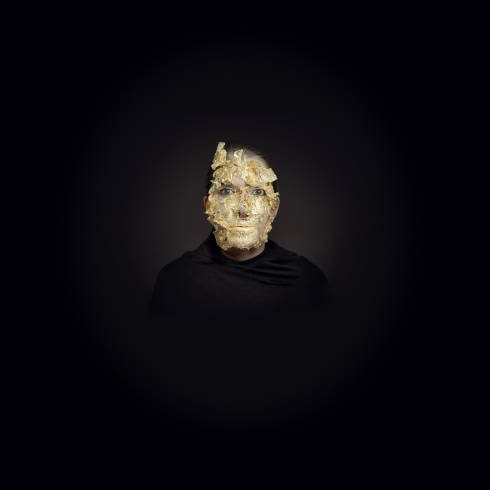 Marina Abramović, Portrait with Golden Mask, 2010, Video, Laufzeit 30 Min. (Courtesy of Christen Sveaas’ Art Foundation © Courtesy of the Marina Abramovic Archives /VG Bild-Kunst, Bonn 2025)
