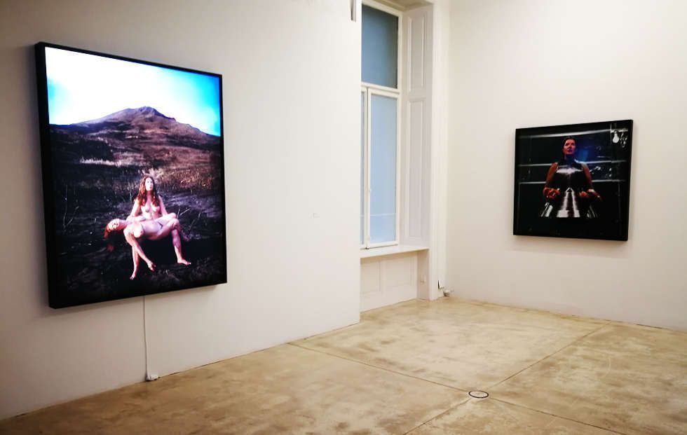 Marina Abramović, Stromboli, 2006/2018; Virgin Warrior – Two Hearts (Performance mit Jan Fabre), 2006, Ausstellungsansicht Galerie Krinzinger, Wien, Foto: Alexandra Matzner, ARTinWORDS.