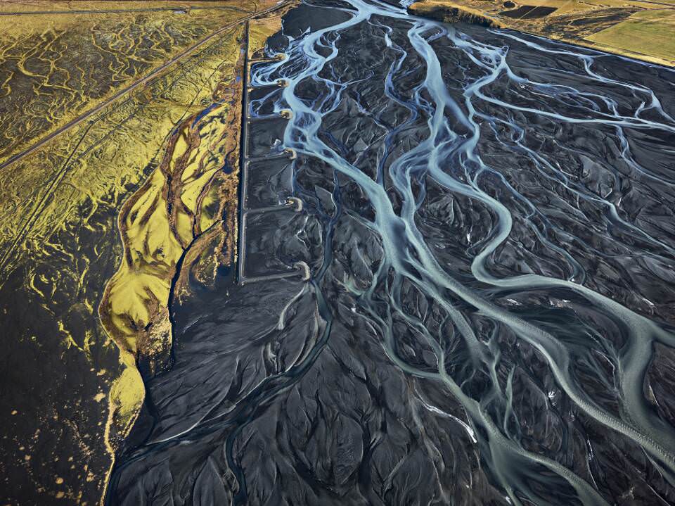 Edward Burtynsky, Markarfljòt River #1, Erosion Control, Island 2012 © Edward Burtynsky, courtesy Admira, Milano / Galerie Springer Berlin