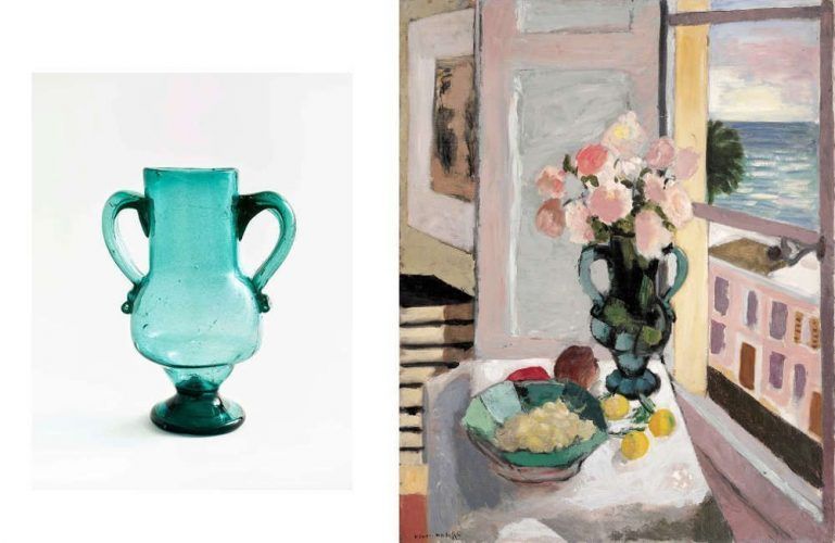 Vase, Andalusien, Spanien, Anfang 20. Jh., Glas geblasen, 28.5 x 21 cm (ehem. Sammlung von Henri Matisse. Musée Matisse, Nizza. Bequest of Madame Henri Matisse, 1960, 63.2.195, Photo © François Fernadez, Nizza) + Henri Matisse, Safrano Rosen am Fenster, 1925, Öl/Lw, 80 x 65 cm (Privatsammlung, Photo © Private collection, © Succession H. Matisse/DACS 2017)