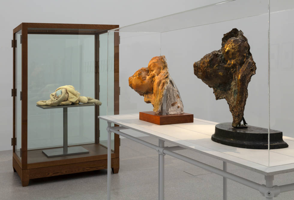 Ausstellungsansicht: Medardo Rosso. Die Erfindung der modernen Skulptur, 18. Oktober 2024 bis 23. Februar 2025, mumok; Louise Bourgeois, Child devoured by kisses, 1999, Privatsammlung, Courtesy of Xavier Hufkens; Medardo Rosso, Aetas aurea, ca. 1886, Wachs über Gips, Amedeo Porro Fine Arts Lugano/London; Medardo Rosso, Aetas aurea, ca. 1905 (1886), Bronze, Städel Museum, Frankfurt am Main; Foto: Markus Wörgötter