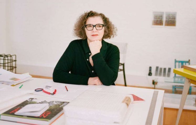 Mona Hatoum in ihrem Londoner Atelier, 2018, Foto: Gabby Laurent
