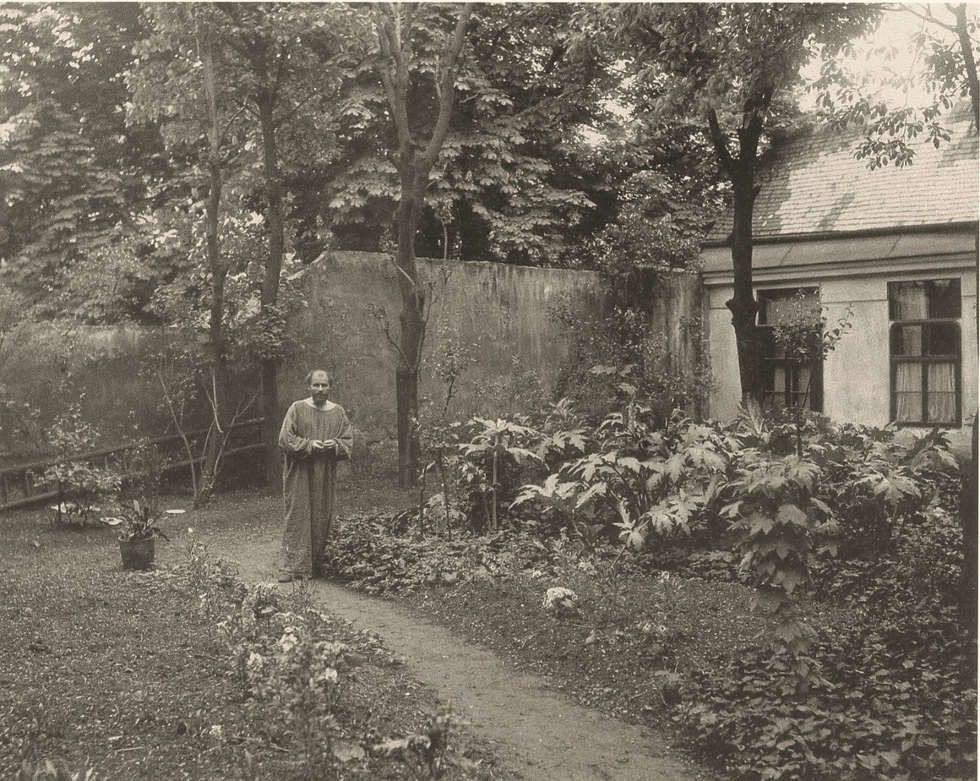 Moritz Nähr, Gustav Klimt im Malerkittel im Garten seines Ateliers in der Josefstädter Straße 21, Mai 1911, Silbergelatine (MAK, Wien)