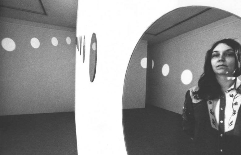 Nancy Holt mit “Mirrors of Light II” in der Walter Kelly Gallery, Chicago, Illinois, 1974 (© Holt/Smithson Foundation / Lizenziert durch die Artists Rights Society, New York, Foto: John R. Bayalis)