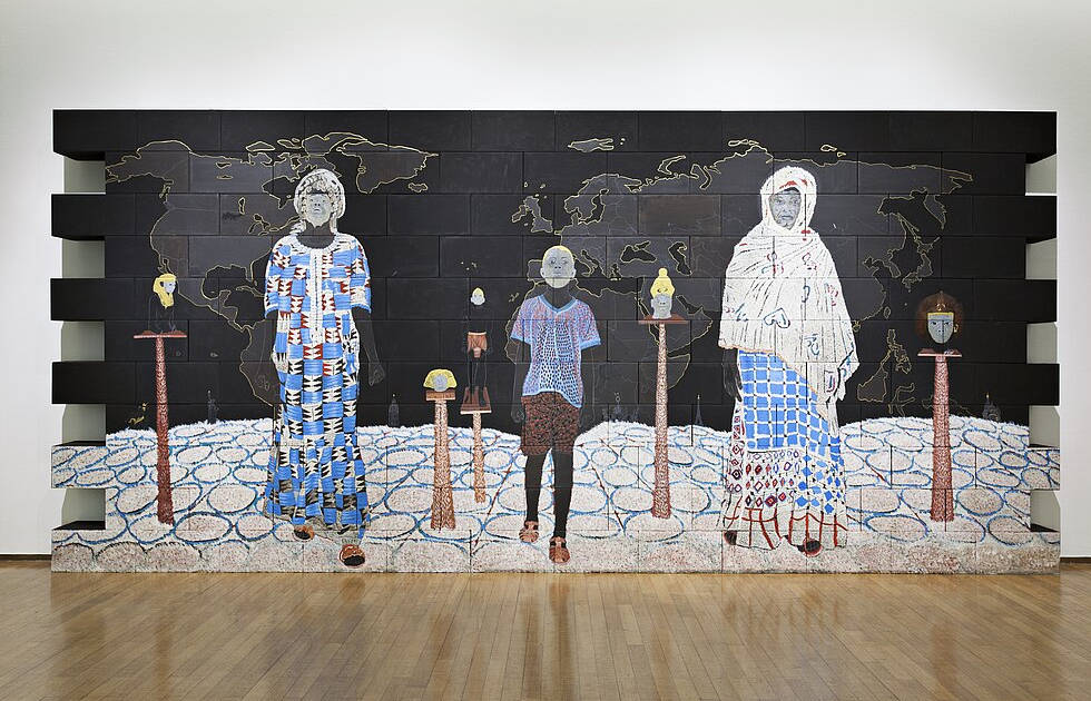 Omar Ba, Clin d‘oeil à Cheikh Anta Diop – Un continent à la recherche de son histoire, 2017, Öl, Bleistift, Acryl, Tinte, Gouache auf Wellpappe, ca. 330 x 718 x 40 cm (Courtesy of Galerie Templon, New York / Paris / Brussels © Adagp, Paris, 2024 / Foto Galerie Templon, New York / Paris / Brussels)