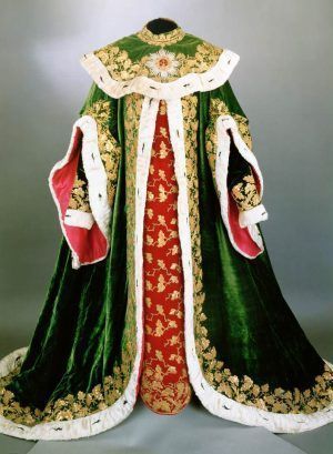 Ornat eines Ritters des ungarischen St. Stephans-Ordens, für den Träger des Großkreuzes Wiener Hofwerkstatt, 1764, Samt, Seide, Leinen, Plüsch, Gold, Reiherfedern (Kunsthistorisches Museum Wien, Monturdepot, Inv.-Nr. O 217)