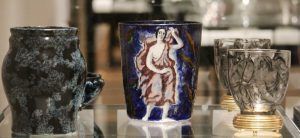 Otto Prutscher, Vase, „Series lapis lazuli“, 1910, Carl Goldberg, Nový Bor (Haida); Lotte Fink, Vase, 1922; Ena Rottenberg, Schale, um 1926, alle für J. & L. Lobmeyr (MAK), Foto: Alexandra Matzner, ARTinWORDS.