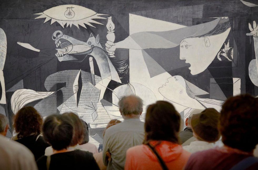 Besucher vor Pablo Picasso, Guernica im Museo National Centro de Arte Reina Sofia, 2. Stock, Saal 206 (© Sucesión Picasso/VEGAP 2017)