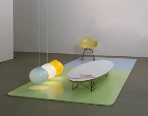 Plamen Dejanov, Swetlana Heger, Business Class (Plenty Objects of Desire), 1999, Installation, Maße variable (Museum moderner Kunst Stiftung Ludwig Wien, erworben 2001 Photo: mumok © Swetlana Heger)