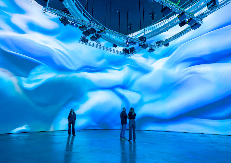 Refik Anadol Studio, Installationsansicht Living Architecture: Gehry im Museo Guggenheim Bilbao, 2 © Refik Anadol, Bilbao 2025