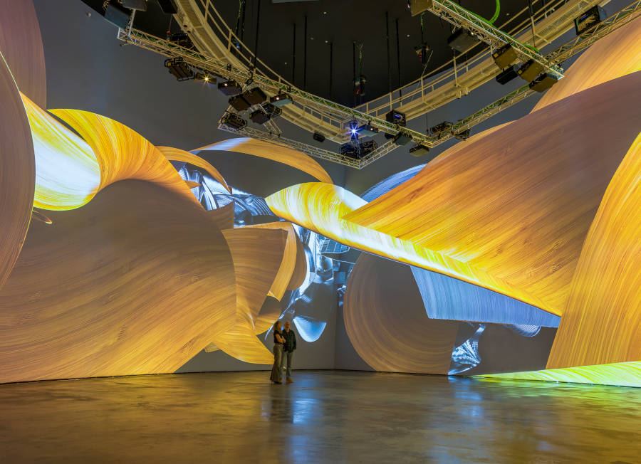 Refik Anadol Studio, Installationsansicht Living Architecture: Gehry im Museo Guggenheim Bilbao, 3 © Refik Anadol, Bilbao 2025