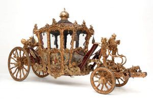 Reicher Krönungswagen („Imperialwagen“), 18. Jahrhundert, 677 (L) x 355 (H.) x 212 (B) cm (Kunsthistorisches Museum, Wien, Inv. Nr. Wagenburg, W 11)