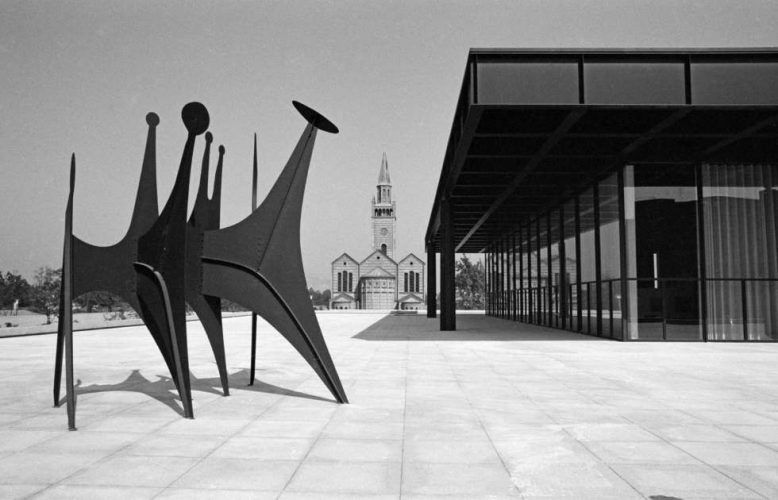 Reinhard Friedrich, Neue Nationalgalerie mit „Têtes et Queue“ von Alexander Calder, 1968, © Staatliche Museen zu Berlin, Zentralarchiv / Reinhard Friedrich