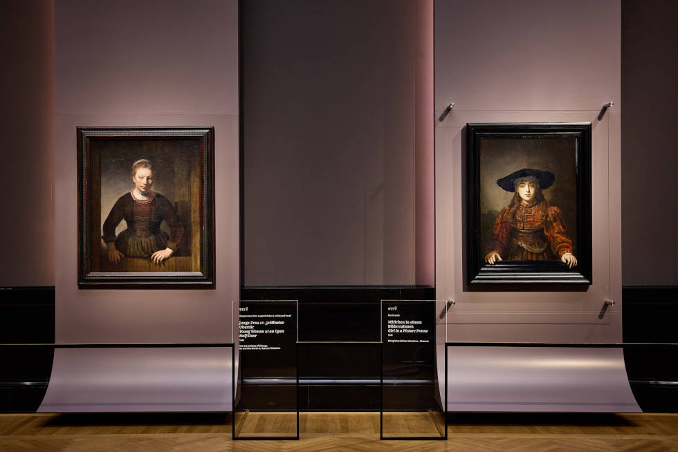 Rembrandt - Hoogstraten, KHM 2024, Installationsansicht: Hoggstraten, Junge Frau an geöffneter Obertür (1645) und Rembrandt Mädchen in einem Bilderrahmen (1641)