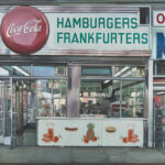 Richard Estes, Nedick's, 1970, Öl auf Leinwand, 121,9 × 167,6 cm (Museo nacional Thyssen-Bornemisza, Madrid © Richard Estes, Courtesy Schoelkopf Gallery, New York, Colección Carmen Thyssen-Bornemisza)