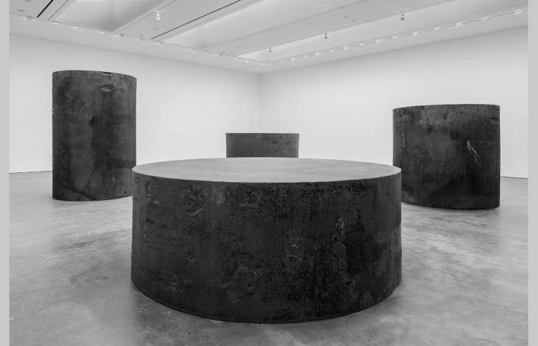 Richard Serra, Four Rounds: Equal Weight, Unequal Measure, 2017, geschmiedeter Stahl (© 2022 Richard Serra / Artists Rights Society (ARS), New York, Foto: Cristiano Mascaro, Courtesy David Zwirner, New York/London)