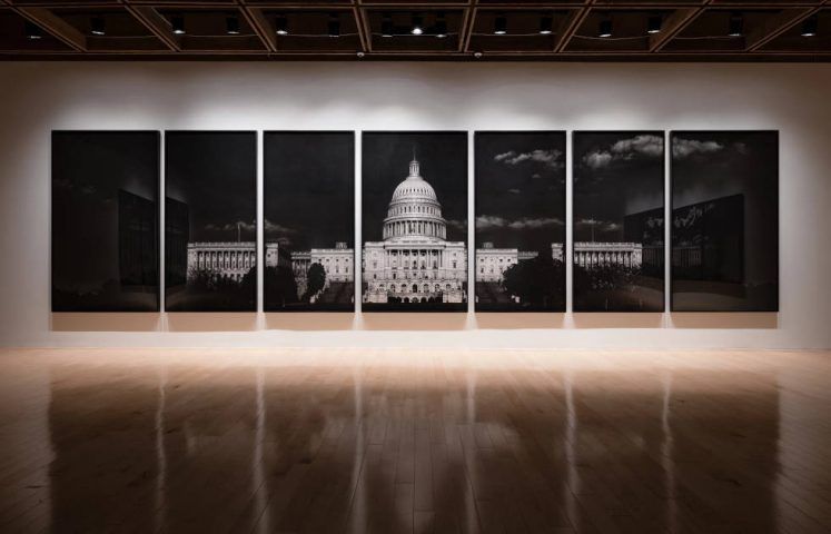 Robert Longo, Untitled (Capitol), 2012–2013, Kohle auf Papier. Installationsaufnahme von Lance Gerber aus “Storm of Hope: Law & Disorder” im Palm Springs Art Museum (Robert Longo/Metro Pictures, New York; Jeffrey Deitch, Los Angeles)