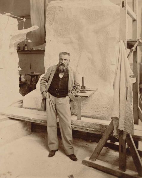Dornac (Pseudonyme Paul Cardon oder Pol Marsan), Rodin in seinem Atelier vor dem Denkmal für Sarmiento, um 1898, Abzug auf Albuminpapier, 26,5 x 21 cm (Musée Rodin, Paris)